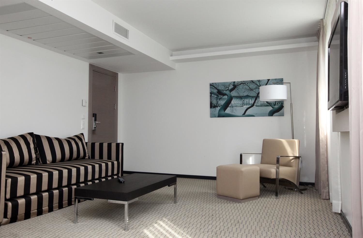 suite, 1 king bed | living area | 42-inch flat-screen tv with satellite channels, tv