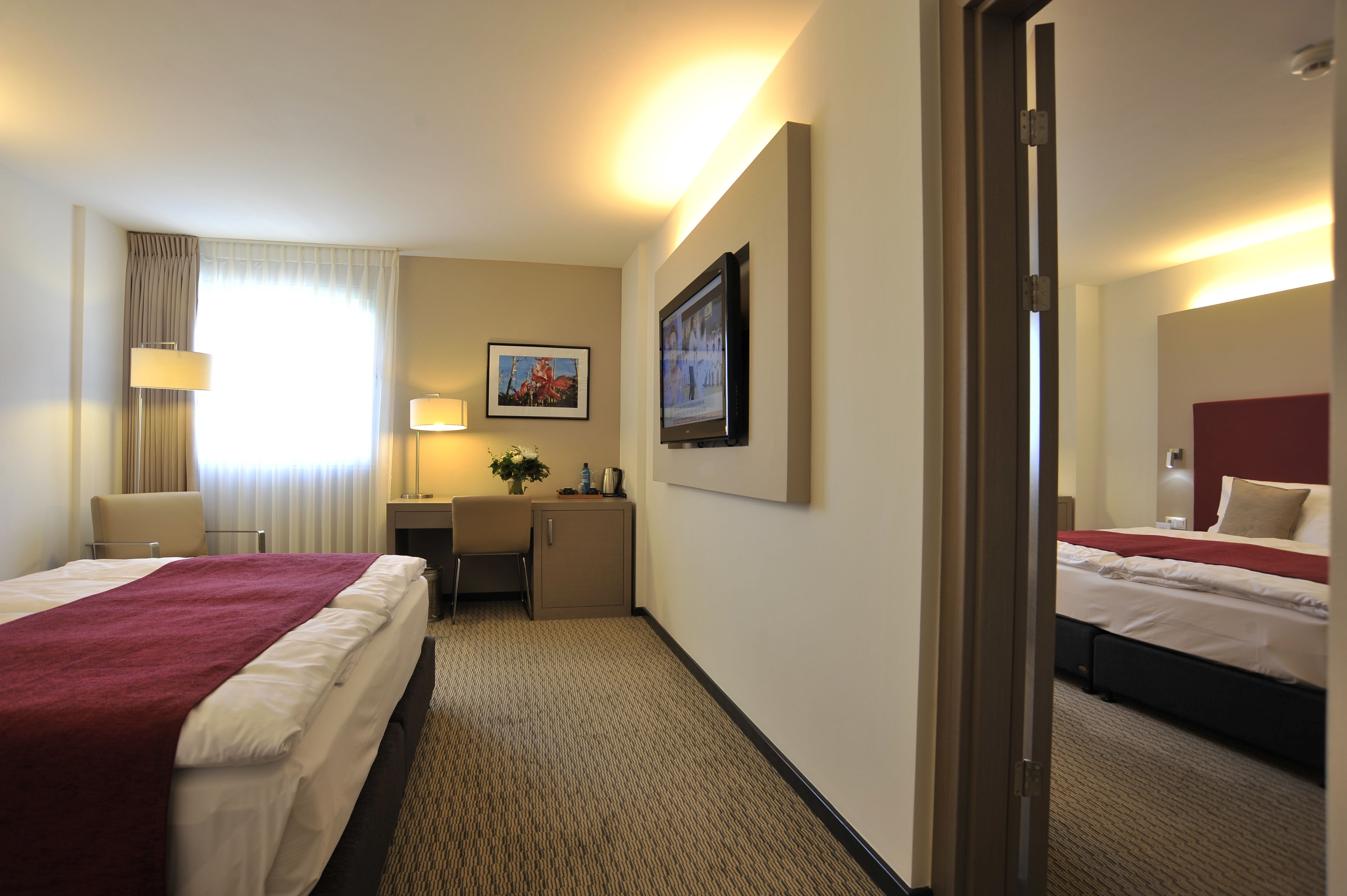 standard room, 1 king bed | hypo-allergenic bedding, pillow-top beds, minibar, in-room safe