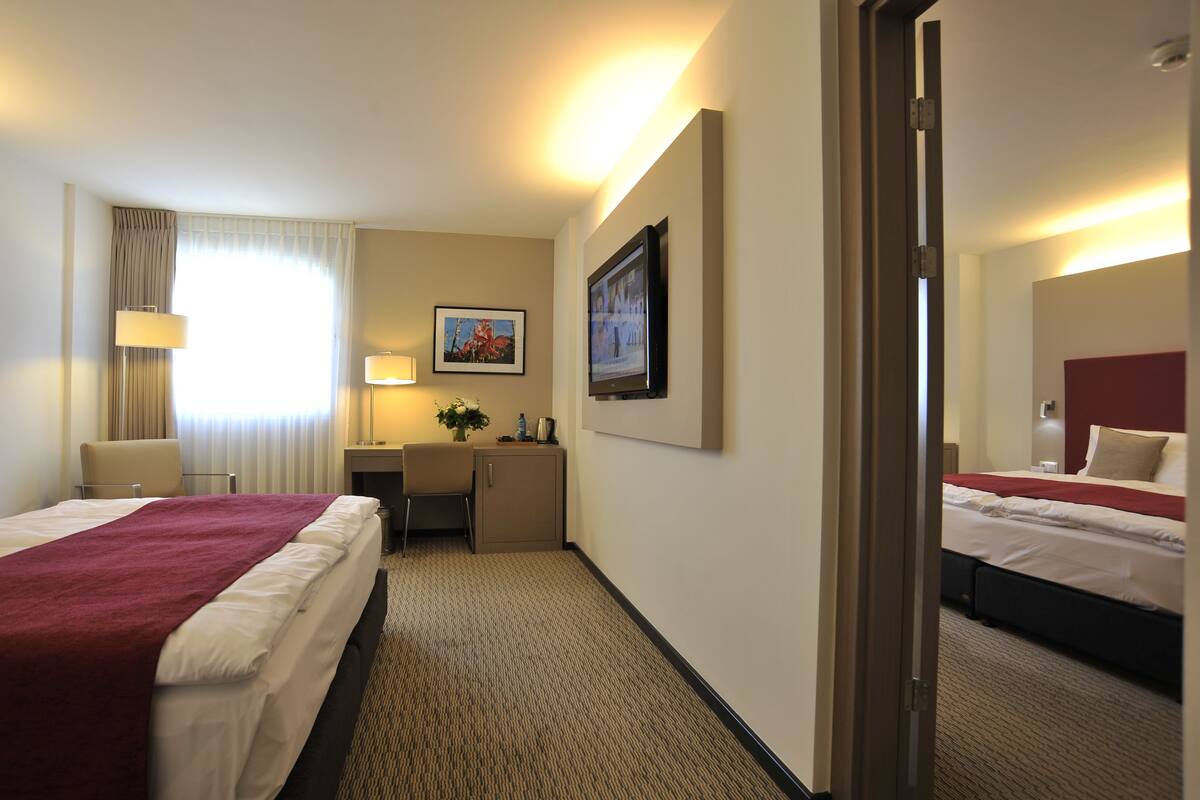 standard room, 1 king bed | hypo-allergenic bedding, pillow-top beds, minibar, in-room safe