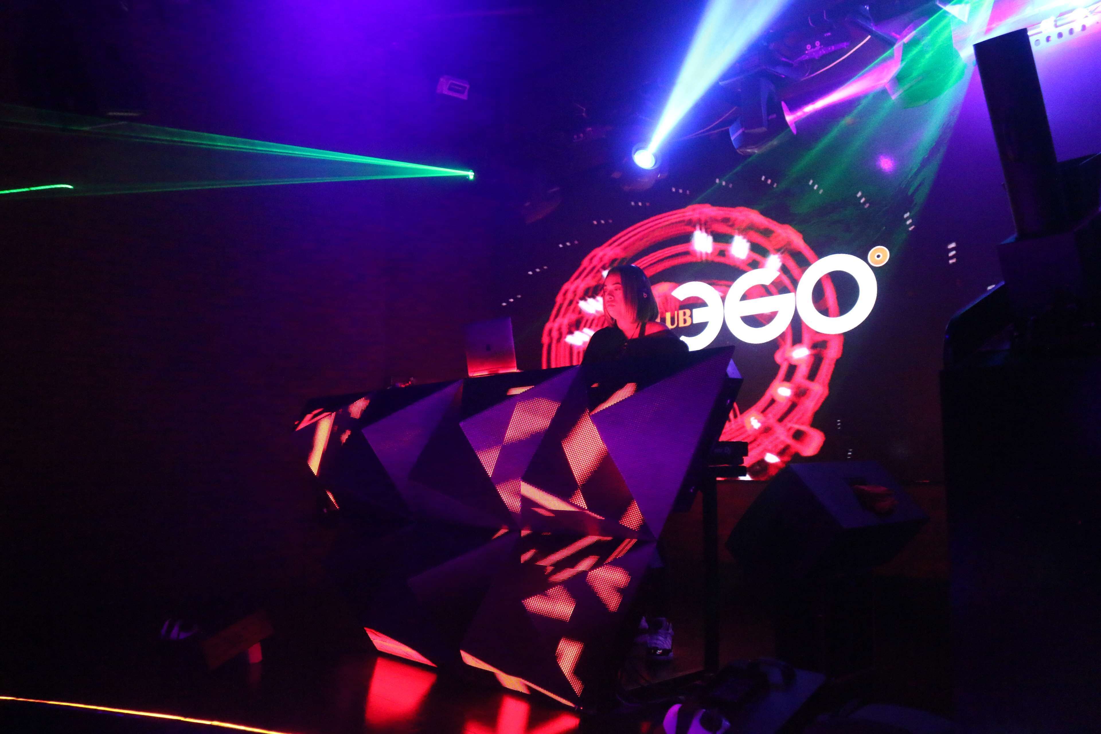 cocktail bar, poolside views, open selected days