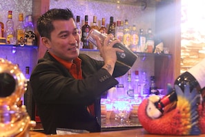Bar de cocktails, con vista a la piscina, abre solo algunos días