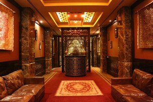 4 間餐廳，供應早餐、午餐和晚餐，當地和國際料理