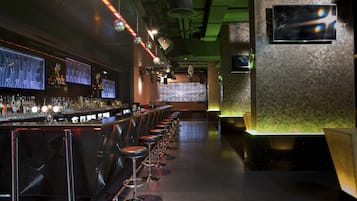 Bar de cocktails, con vista a la piscina, abre solo algunos días