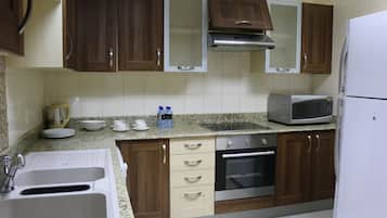 Suite Royale, 2 chambres, coin cuisine | Cuisine privée | Réfrigérateur, micro-ondes, cafetiÚre/bouilloire, bouilloire électrique