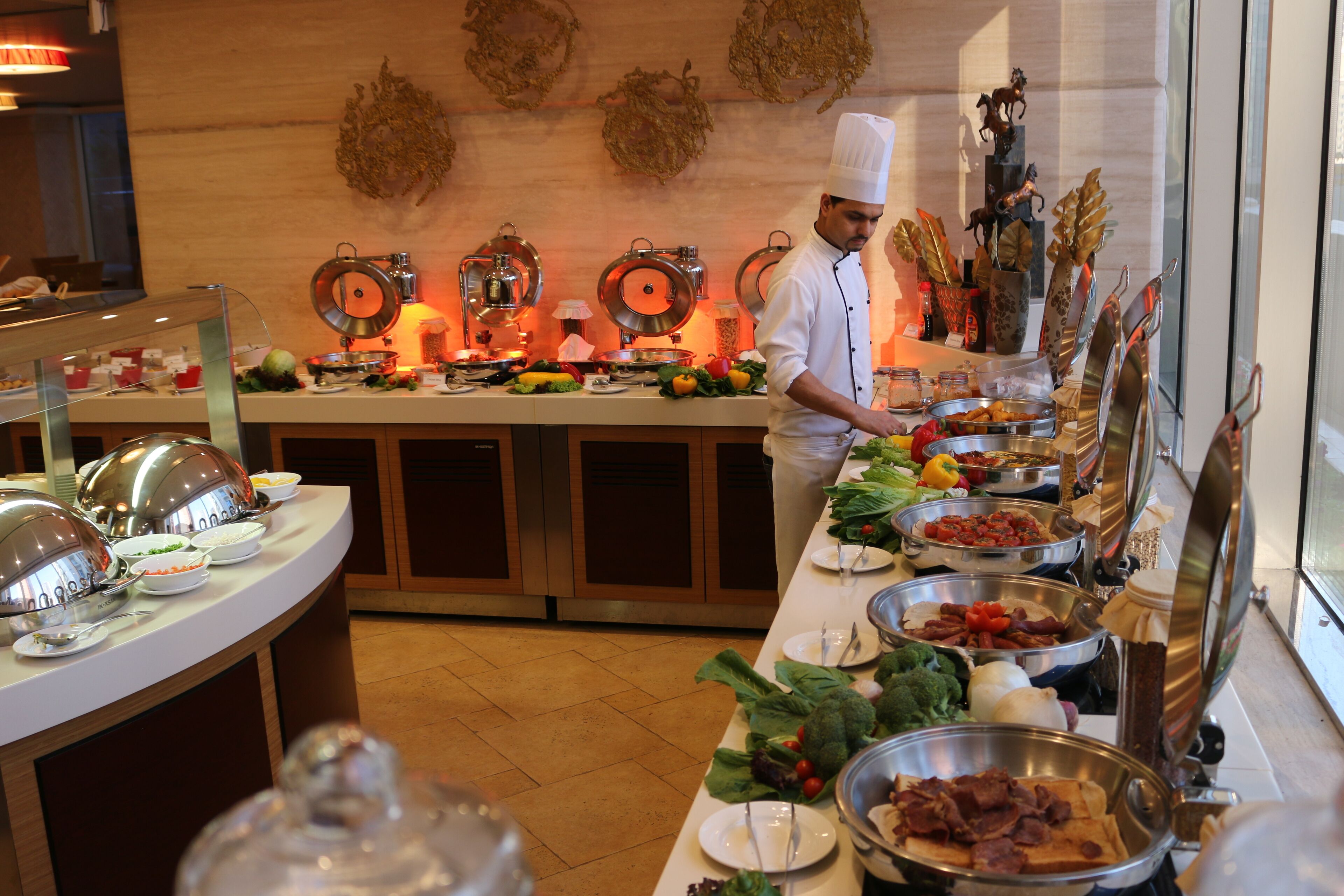 4 restaurantes; se sirve desayuno, almuerzo y cena