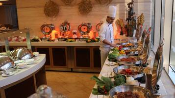 4 restaurantes; se sirve desayuno, almuerzo y cena