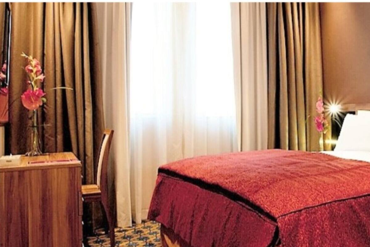 高級寢具、房內夾萬、書桌、遮光窗簾/窗簾