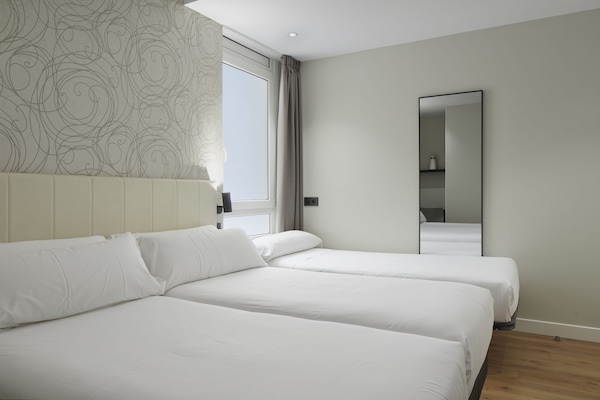 12 habitaciones, edredón, minibar y caja de seguridad en la habitación