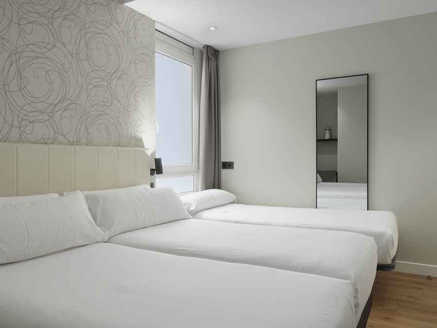 12 bedrooms, down duvets, minibar, in-room safe