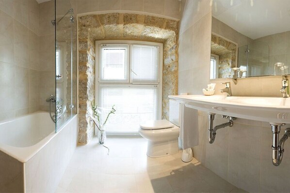 Junior Suite (2 - 4 people) | Bathroom | Shower, free toiletries, hair dryer, towels
