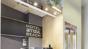 A hotel reception desk with a sign reading "HOTEL ARRIZUL BEACH". - Hotel Arrizul Beach (San Sebastián)