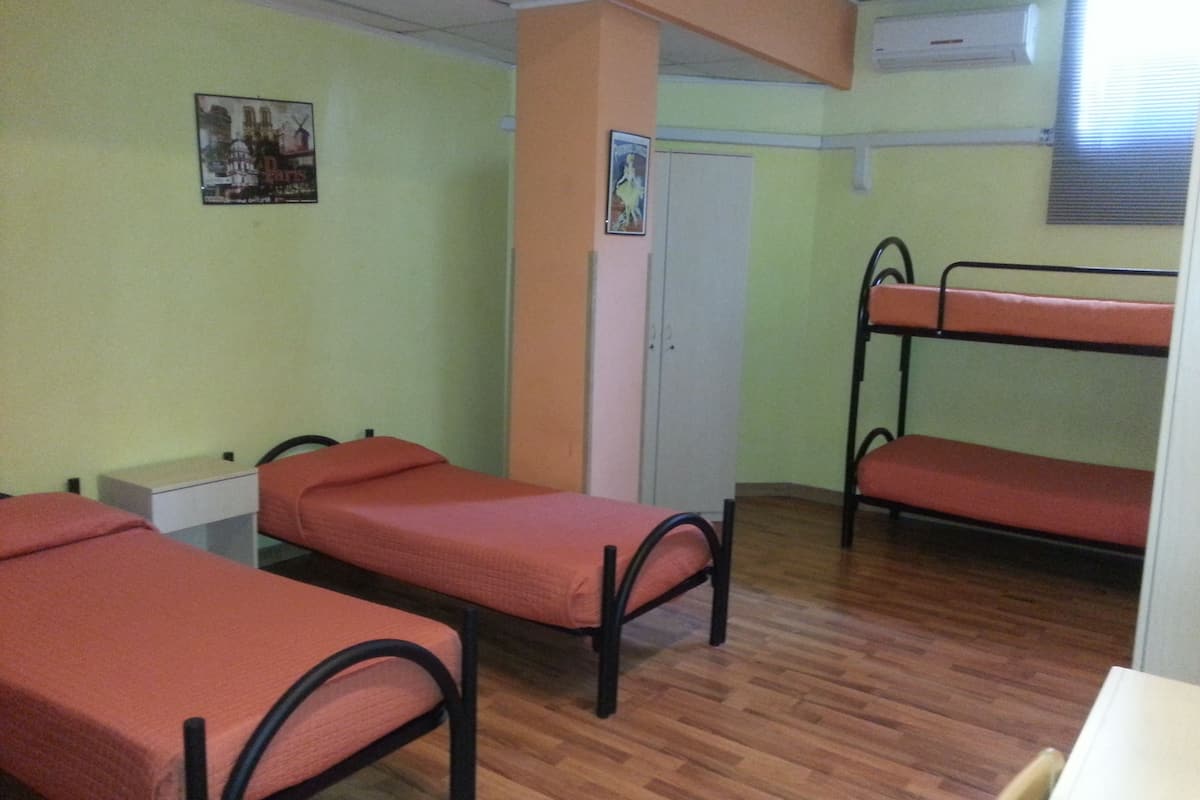Phòng tập thể cơ bản, phòng tắm riêng | Bộ trải giường bằng vải Frette của Ý, chăn bông, két bảo mật tại phòng 