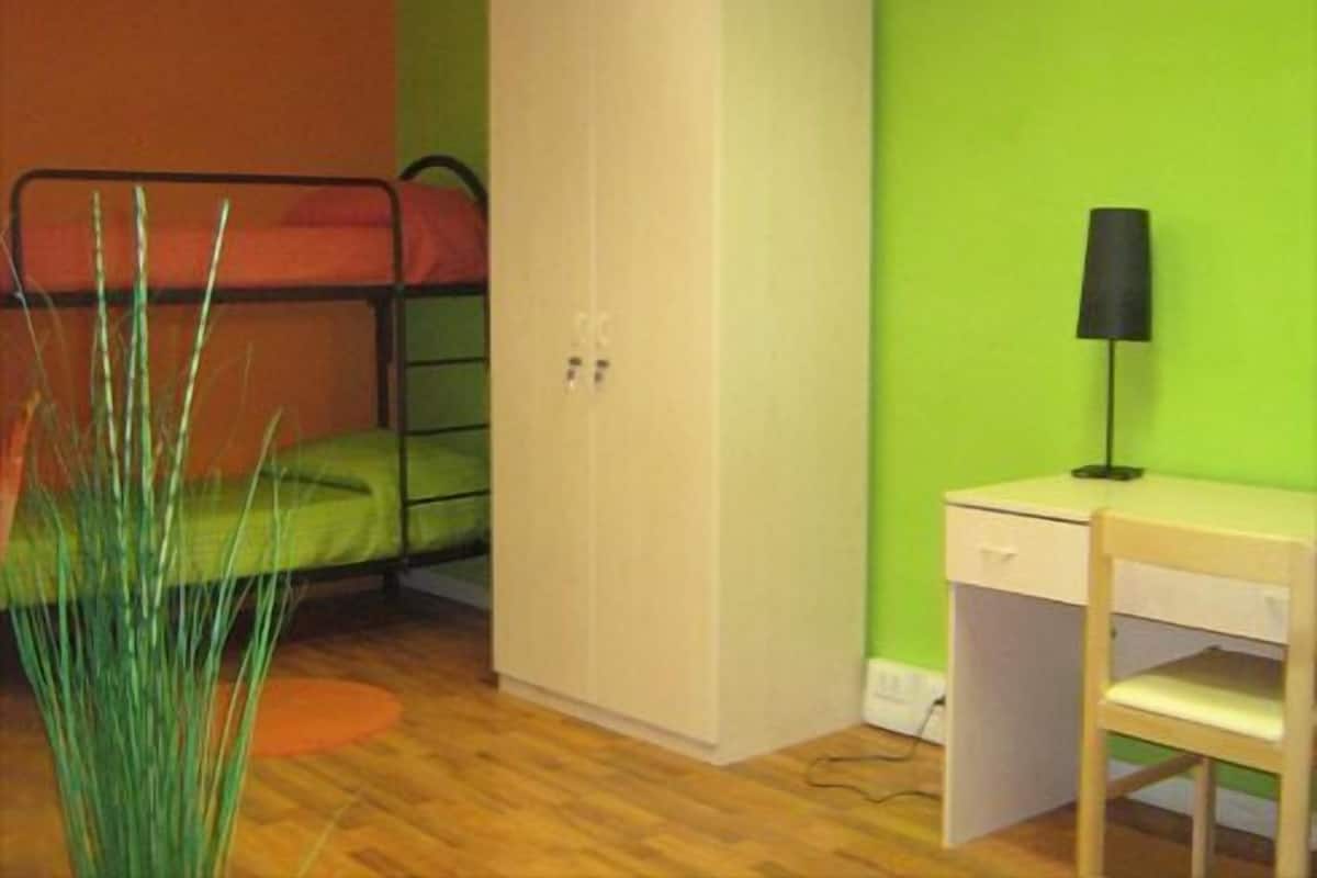 Bộ trải giường bằng vải Frette của Ý, chăn bông, két bảo mật tại phòng 