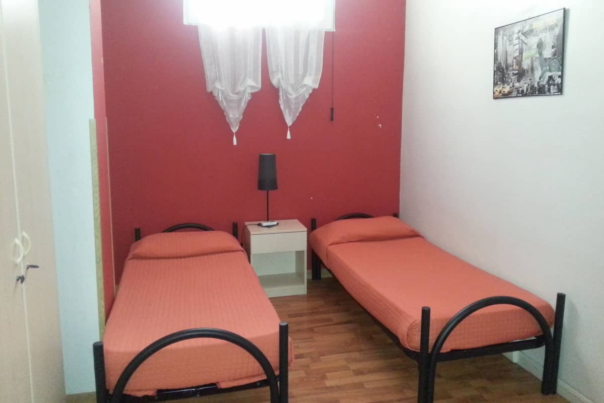 Bộ trải giường bằng vải Frette của Ý, chăn bông, két bảo mật tại phòng 