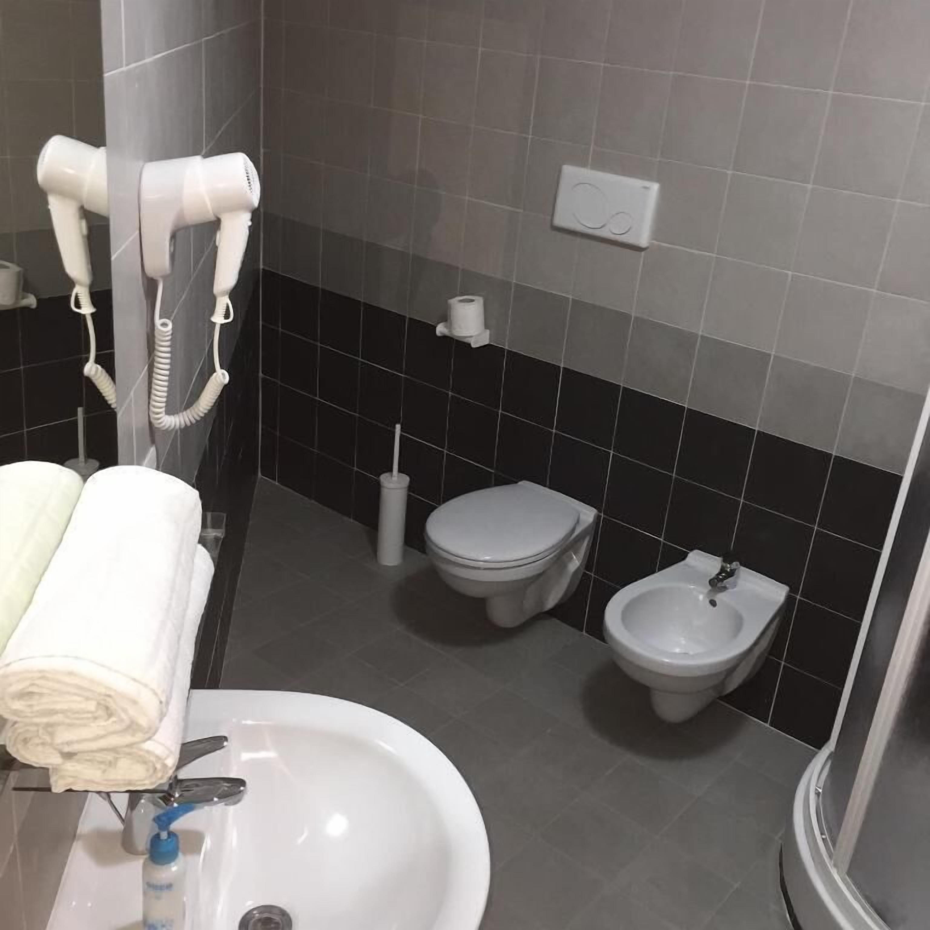 Vòi sen phun mưa, đồ dùng nhà tắm miễn phí, máy sấy tóc 