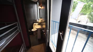 One Bed in a Mixed Dormitory with Private Bathroom | 記憶床墊、客房內保險箱、免費無線上網、床單