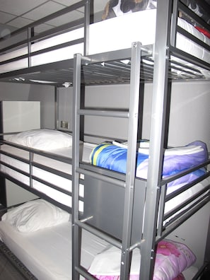 Classic triple room mixed dormitory private bathroom | Memory foam -patjalliset sängyt, tallelokero huoneessa, ilmainen Wi-Fi