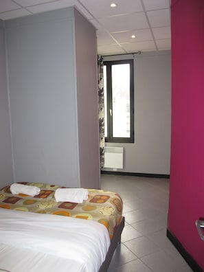 Memory foam beds, in-room safe, free WiFi, bed sheets - Peace & Love - Hostel (Paris)