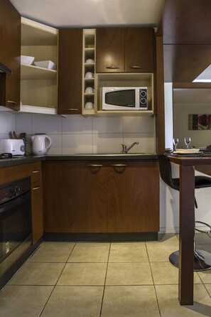 Full-sized fridge, microwave, oven, stovetop