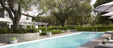 Outdoor pool, pool umbrellas, sun loungers