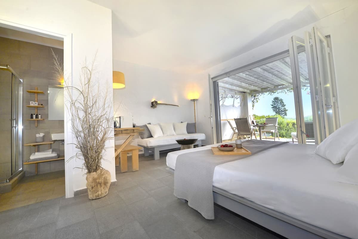 junior suite | 1 bedroom, down duvets, minibar, in-room safe