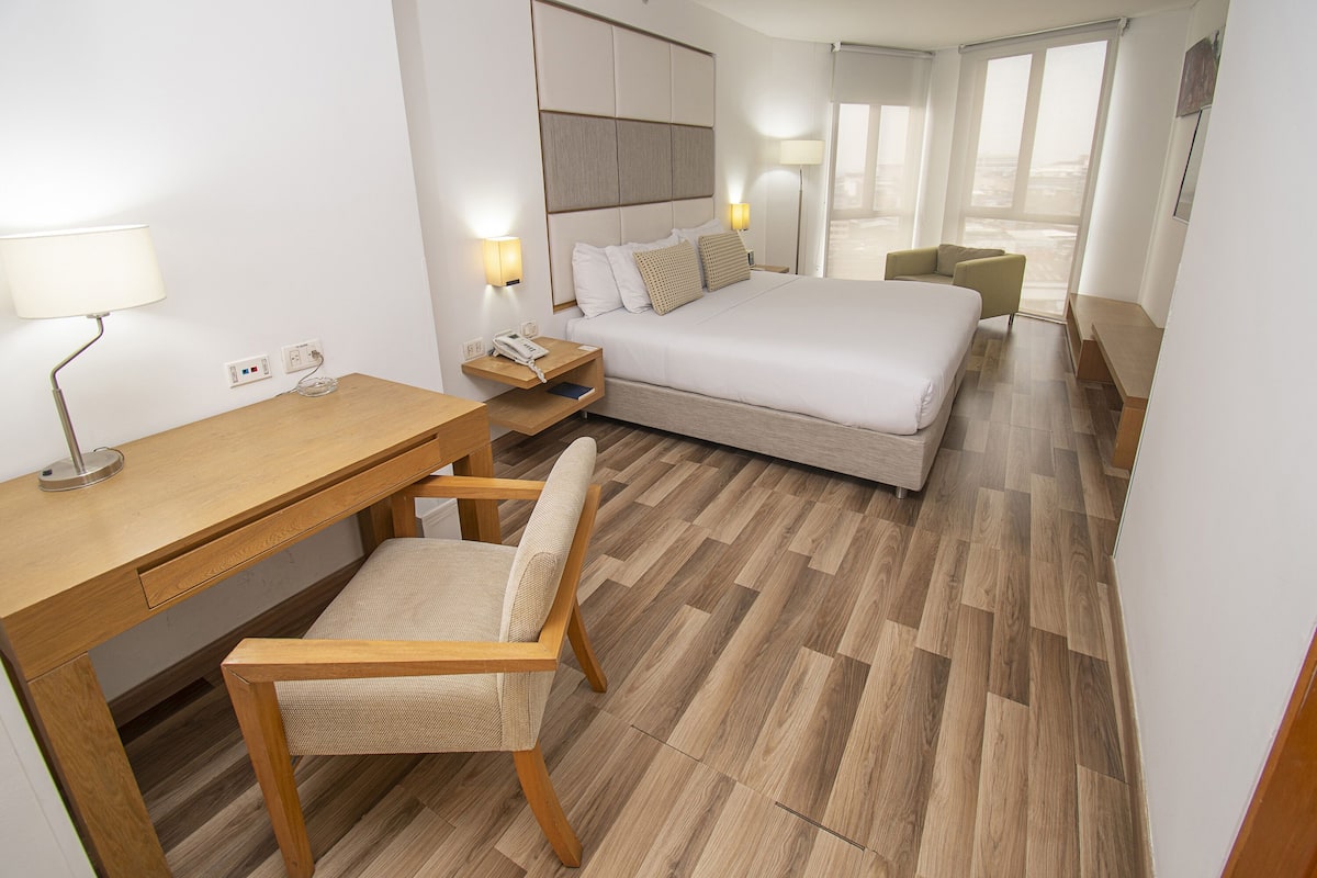Habitación Deluxe | Sábanas de algodón egipcio, edredones de plumas, caja fuerte