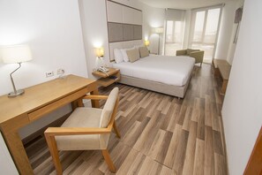 ملاءات من القطن المصري وألحفة محشوة بالريش وخزنة داخل الغرفة ومكتب