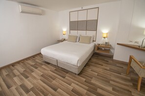 Superior-Zimmer, 1 Queen-Bett | Bettwäsche aus ägyptischer Baumwolle, Daunenbettdecken, Zimmersafe