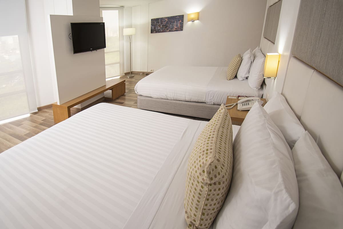 Habitación Deluxe, 2 camas dobles | Sábanas de algodón egipcio, edredones de plumas, caja fuerte