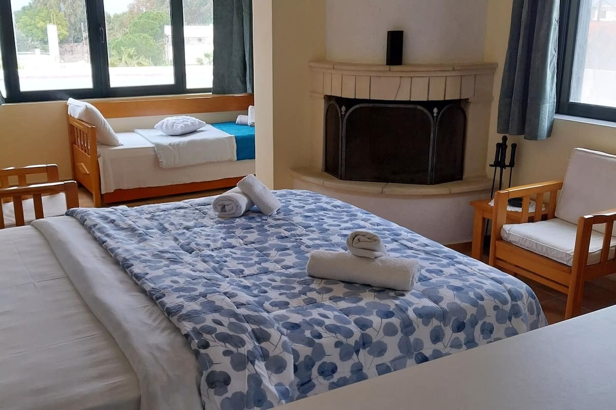 Parthenon Superior Double Room | 埃及棉床單、高級寢具、Select Comfort 床墊、客房內保險箱