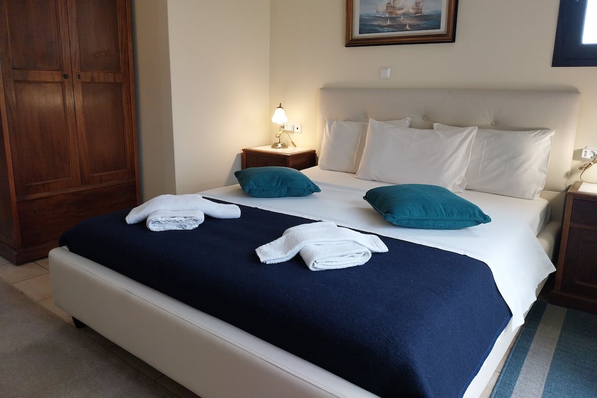 1 bedroom, Egyptian cotton sheets, premium bedding, Select Comfort beds