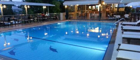 Seasonal outdoor pool, pool umbrellas, sun loungers