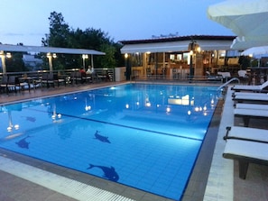 Piscina externa sazonal, guarda-sóis, espreguiçadeiras