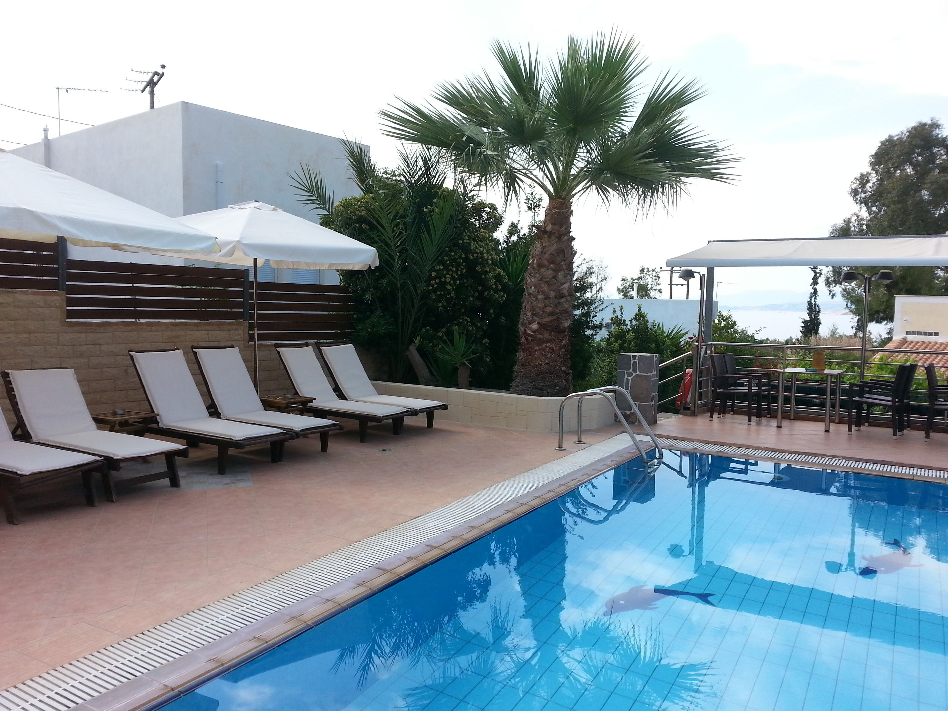 Außenpool (je nach Saison geöffnet), Sonnenschirme, Liegestühle