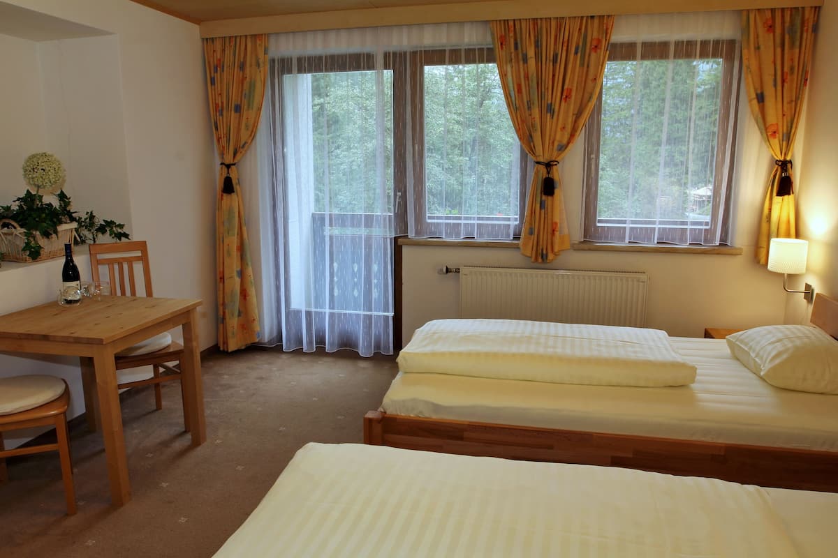 Camera con 2 letti singoli | Biancheria da letto di alta qualità, una cassaforte in camera