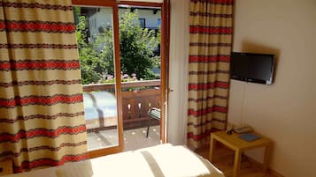 Premium bedding, in-room safe, rollaway beds, free WiFi