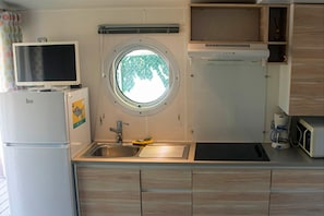 Full-sized fridge, microwave, stovetop, coffee/tea maker - Camping Armanello (Benidorm)