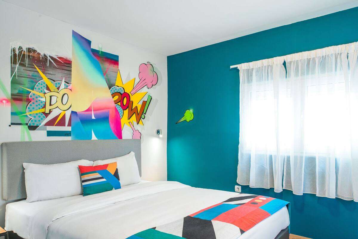 1 bedroom, pillowtop beds, desk, soundproofing