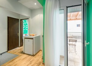 1 bedroom, pillowtop beds, desk, soundproofing