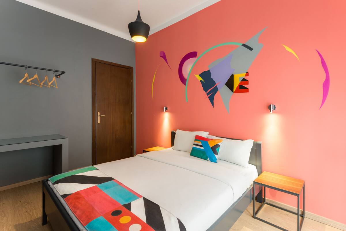 1 bedroom, pillowtop beds, desk, soundproofing