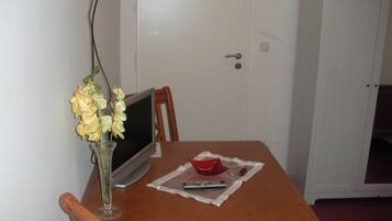 Edredones de plumas, escritorio, cortinas opacas y wifi