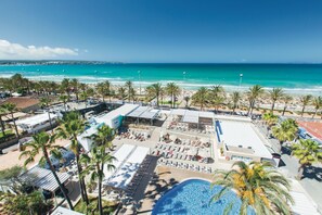 A resort with a pool, beach, and ocean view. - Hotel Riu San Francisco - Adults Only (Palma de Mallorca)