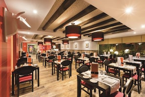 3 restaurants; breakfast and dinner served  - Hotel Riu Bravo - 0'0 All Inclusive (Palma de Mallorca)
