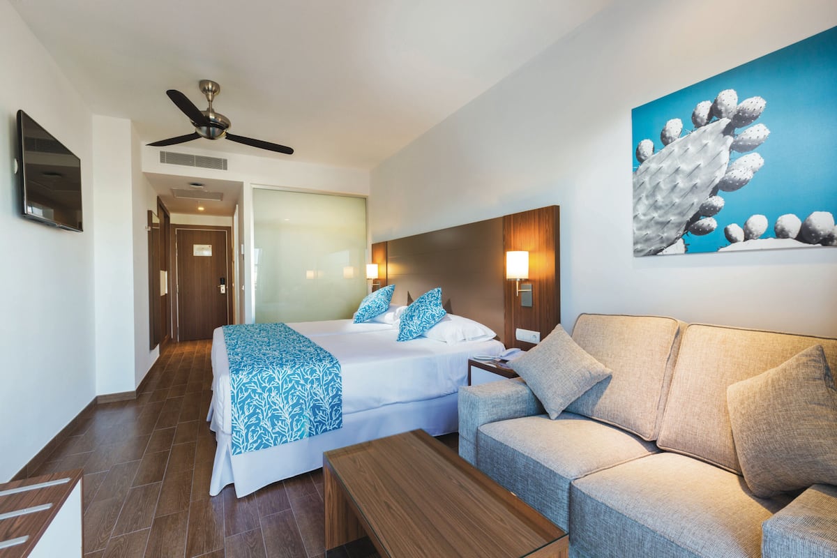 standard double room, balcony | in-room safe, free cots/infant beds, free wifi, bed sheets