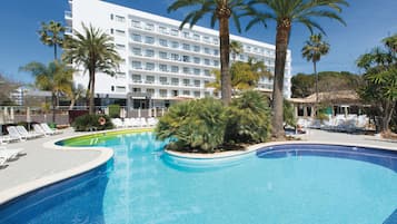 Indoor pool, 3 outdoor pools, pool umbrellas, sun loungers