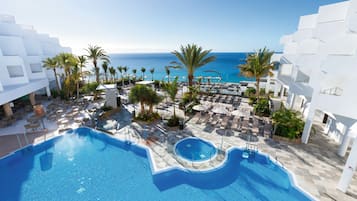 Piscine extérieure, parasols de plage, chaises longues