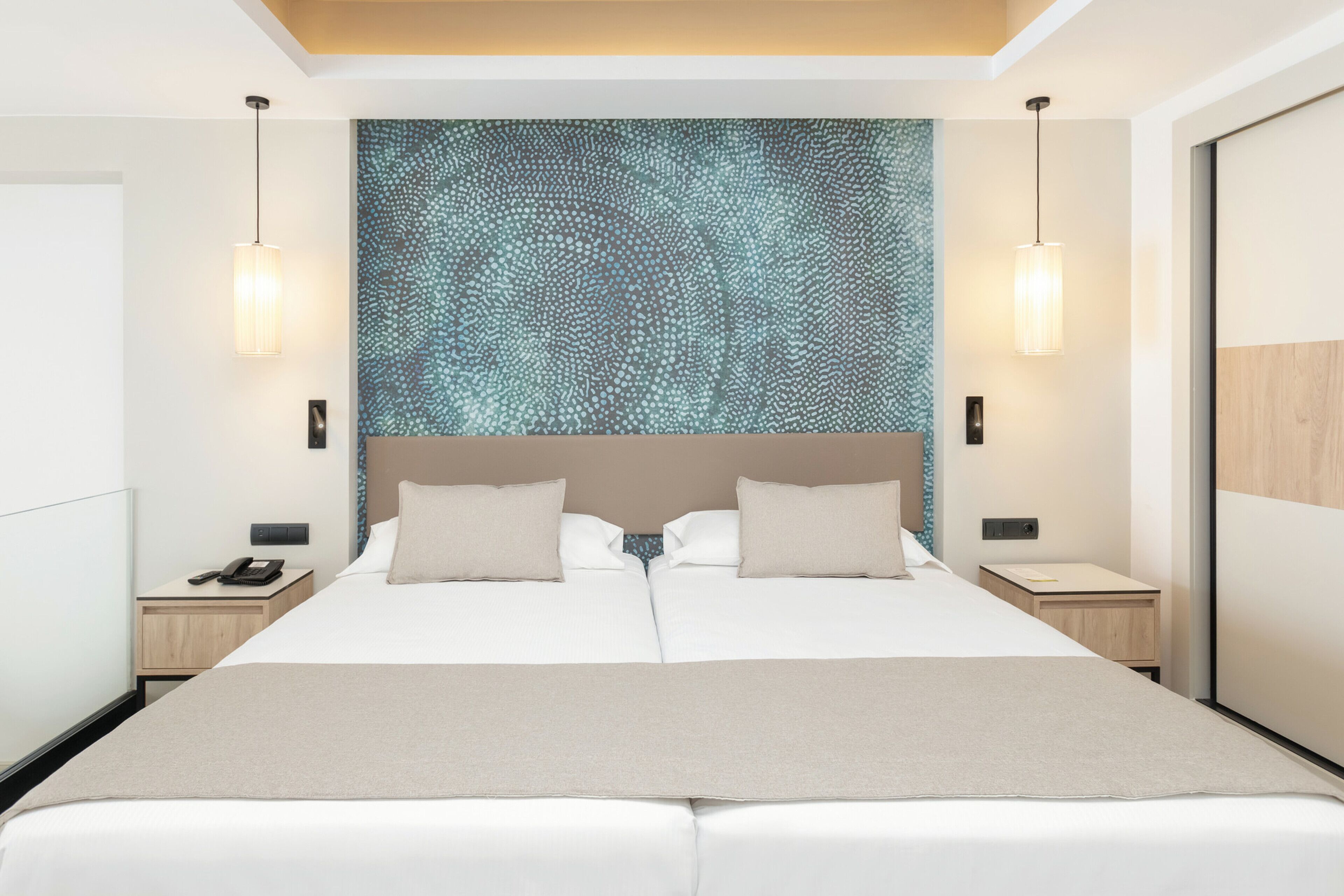 minibar, iron/ironing board, free wifi, bed sheets