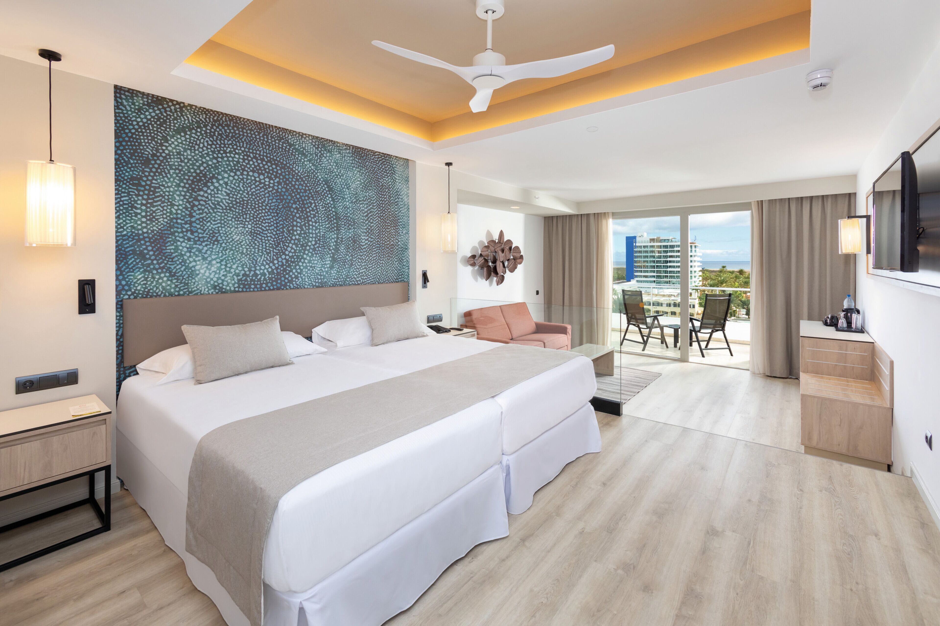 Minibar, tabla de planchar con plancha, wifi gratis y ropa de cama