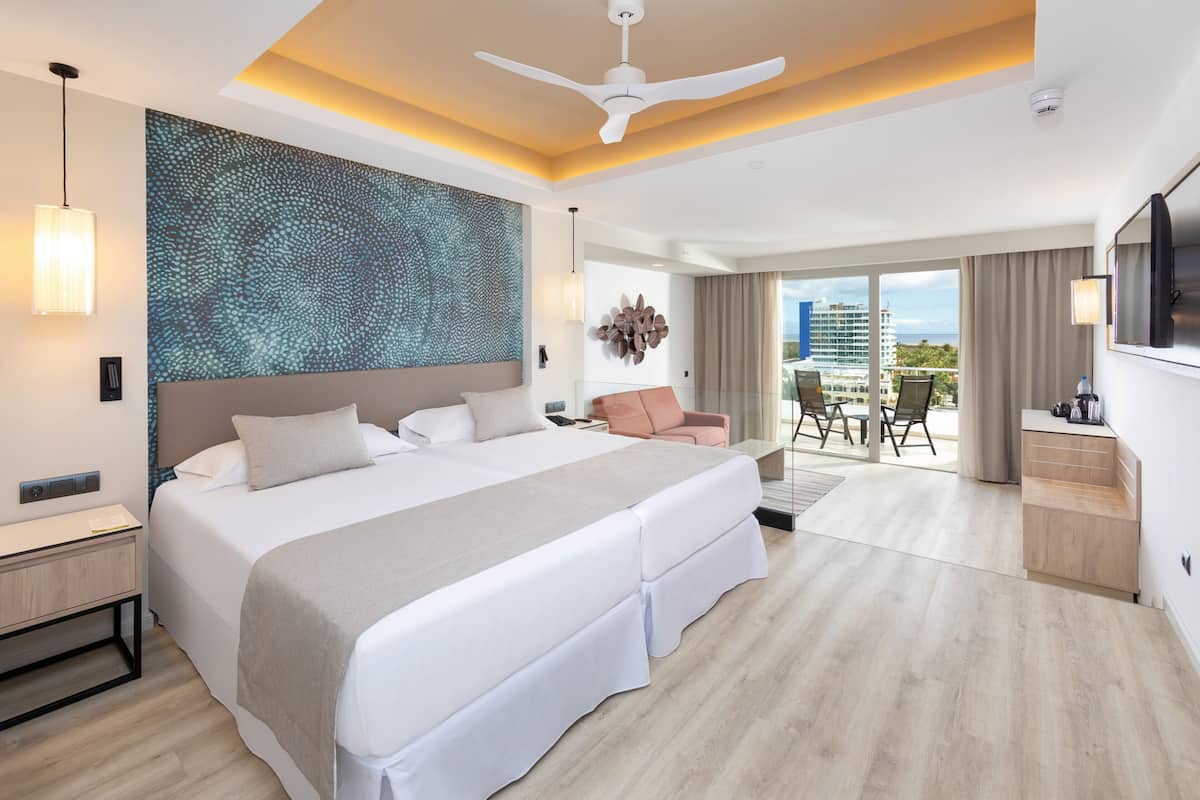 Minibar, iron/ironing board, free WiFi, bed sheets