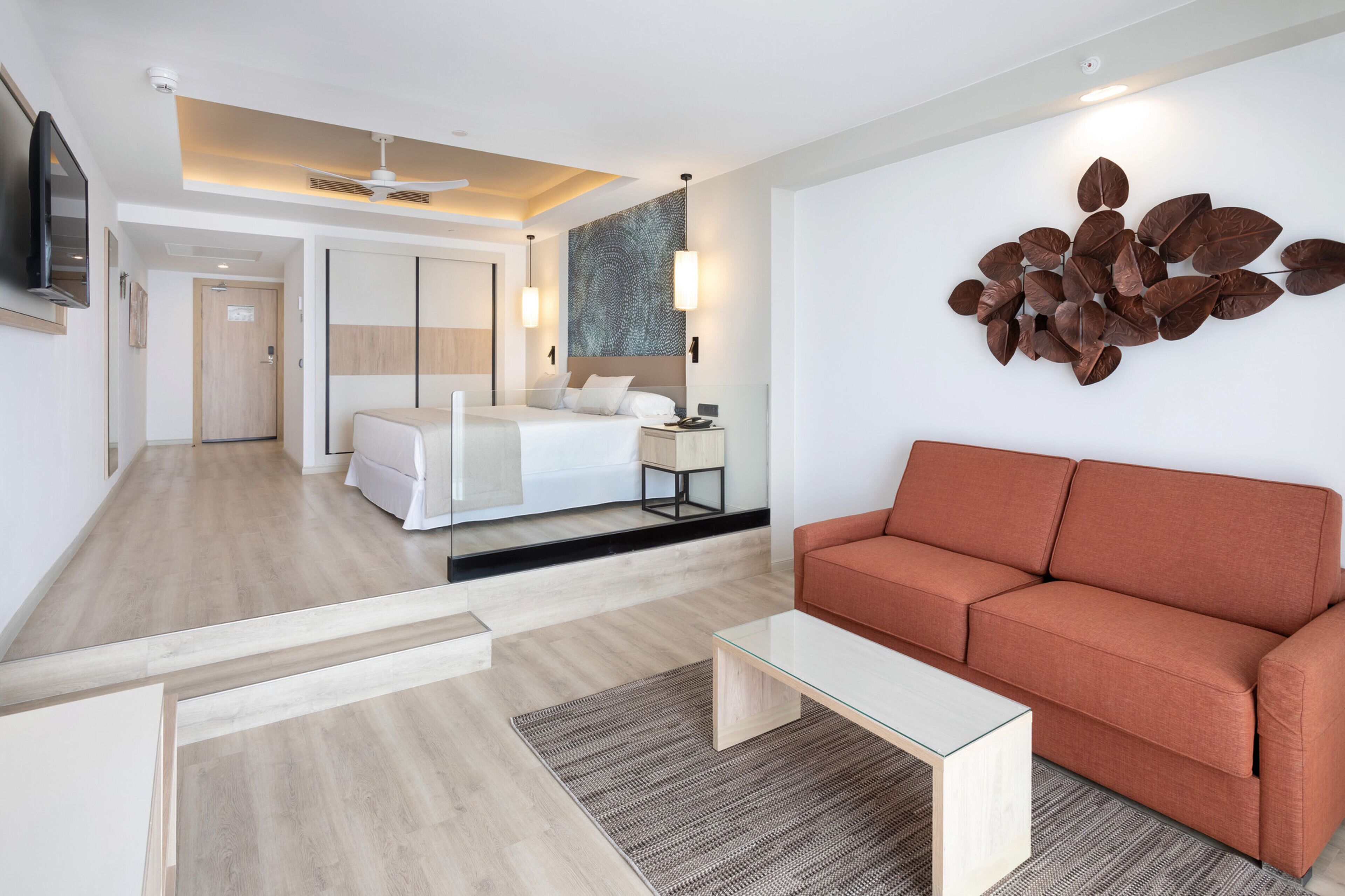 minibar, iron/ironing board, free wifi, bed sheets